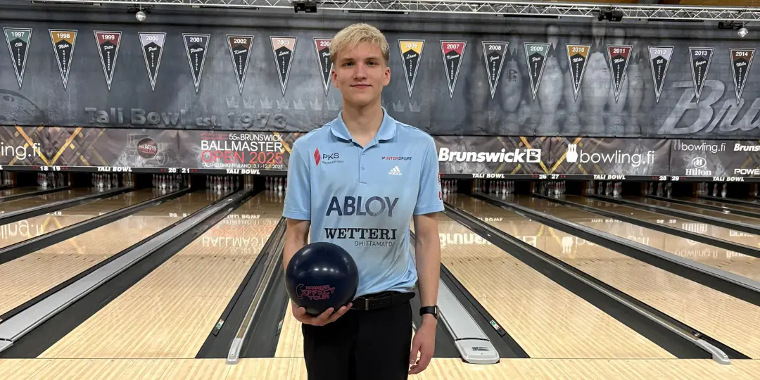 Väänänen Surge to the Top & Five 300's at Brunswick Ballmaster Open
