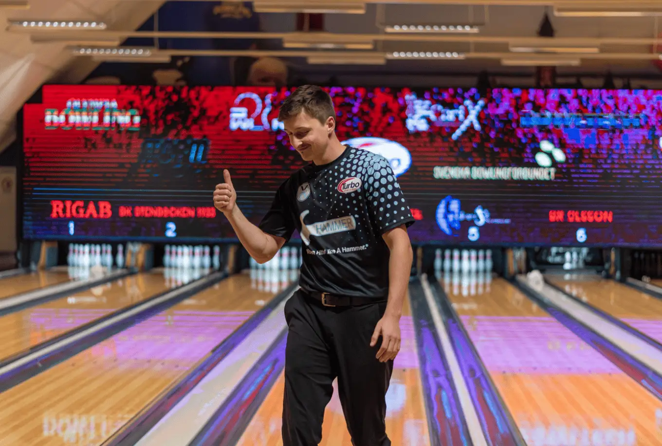 Roberts Seize the Lead at Storm Lucky Larsen Masters: "Now I can take tomorrow off, do laudry"